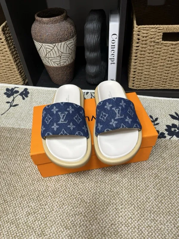 P320💰[New model] Long-term availability, 2025 new model, couple model [LOUlS VUlTTON] comes with drawer box, bag, card, invoice "Louis Vuitton ~ unique modern sandals. 》LV counter purchasing 🏃Men's and women's casual slippers, sold at the same time at the counter, the original old flower material upper is soft and comfortable, (refuses to discolor and rub the feet) sole: original factory special combination original sole, code number: 35--46 4 multiple colors 🉑️ to choose from